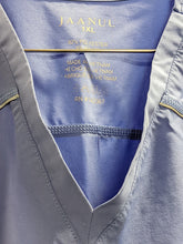 Load image into Gallery viewer, Jaanuu 4 Pocket Scrub Top